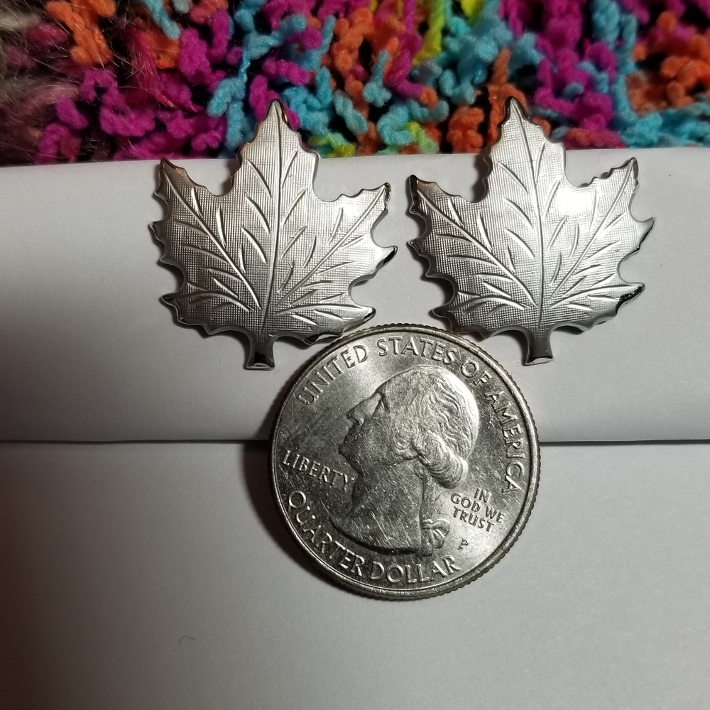 Relisted -Vintage maple leaf clip earrings silver tone tree nature woodland - Picture 7 of 10
